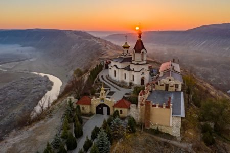 Descobre a Moldávia: O País de Vinhedos, História e Hospitalidade Encantadora